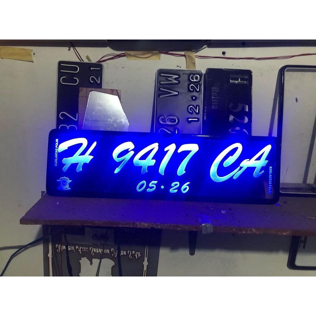 Cover plat nomor mobil nyala