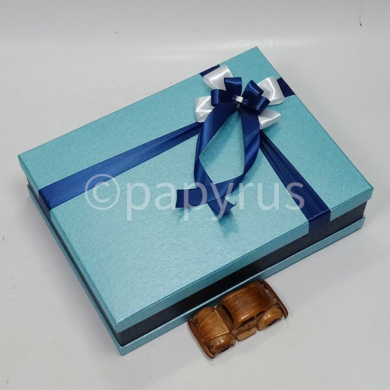 

PAPYRUS Sandwich 30x40 Tinggi 10cm Kotak Kado Gift Box Hadiah