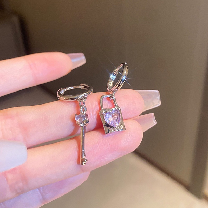 Anting Kait Gantung Asimetris Desain Kunci Hati Hias Zircon Untuk Wanita
