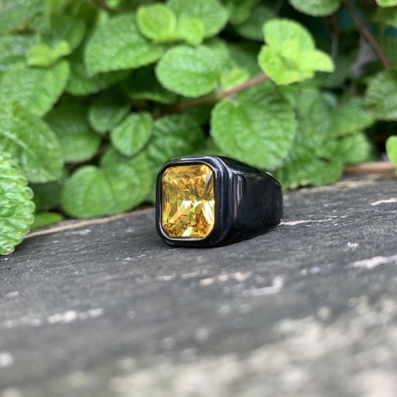 Cincin Pria Titanium Batu Akik Permata Yakut Kuning Ring Hitam Minimalis Anti Luntur dan Karat