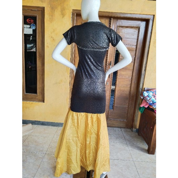 PRELOVED GAUN MANGGUNG BAHAN MELAR WARNA GOLD HITAM