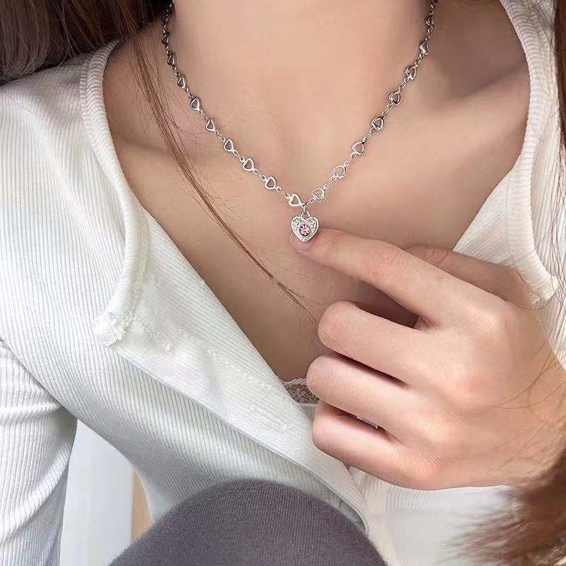 Kalung Rantai Klavikula Liontin Hati Hollow Aksen Kristal Warna Silver Untuk Wanita