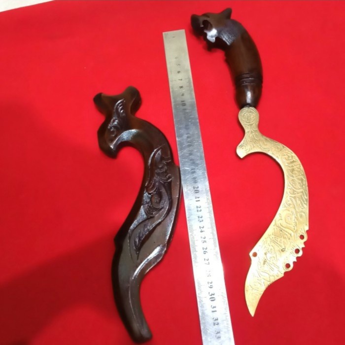 

Trendi Kujang Kuningan Besar Kaligrafi Arab Warangka Kayu Gilaa!!!