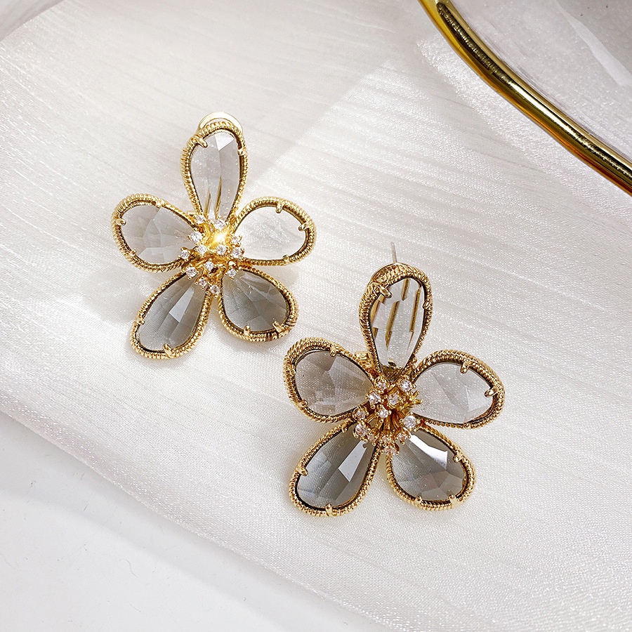 Anting Bentuk Bunga Aksen Kristal Bahan Alloy Gaya Retro Untuk Wanita