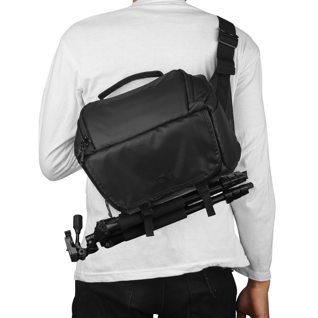 ZOOM 2 PRO BLACK ORIGINAL x ATVA Tas Kamera Selempang Hitam Pria Wanita Unisex Slingbag Lensa DSLR Mirrorless Tripod Sling Bag Camera Multifungsi Casual Camera Shoulder Bag Premium Waterproof Shoulderbag Tas Kamera Slempang Bahu Anti Air Terbaru Kekinian