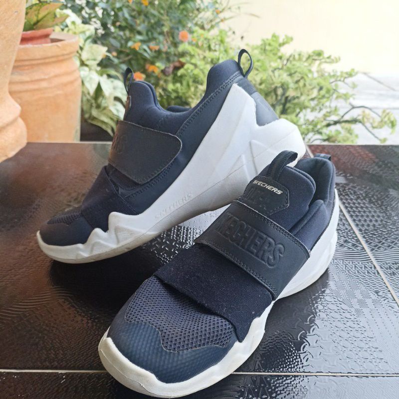 Preloved Sepatu Sneakers Pria Skechers DLT-A warna biru Original Counter