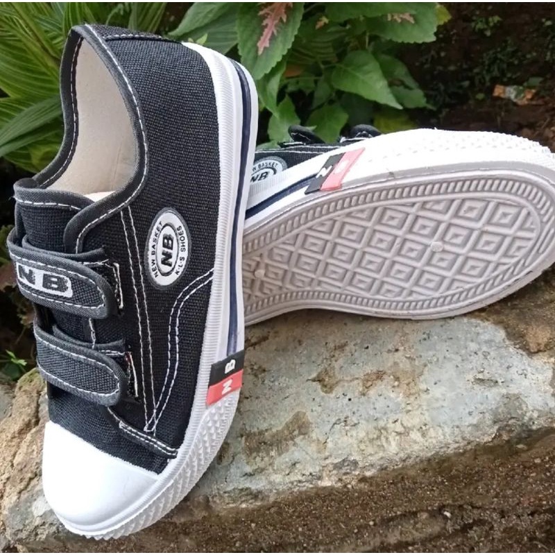 sepatu hitam putih n.b prepet bahan kanvas