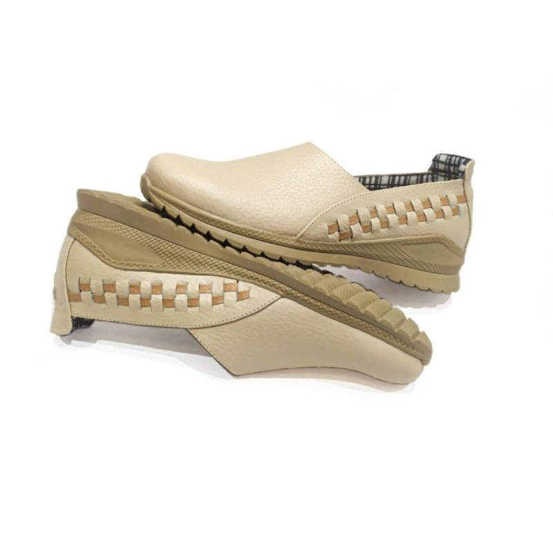 Sepatu Slip On Cream