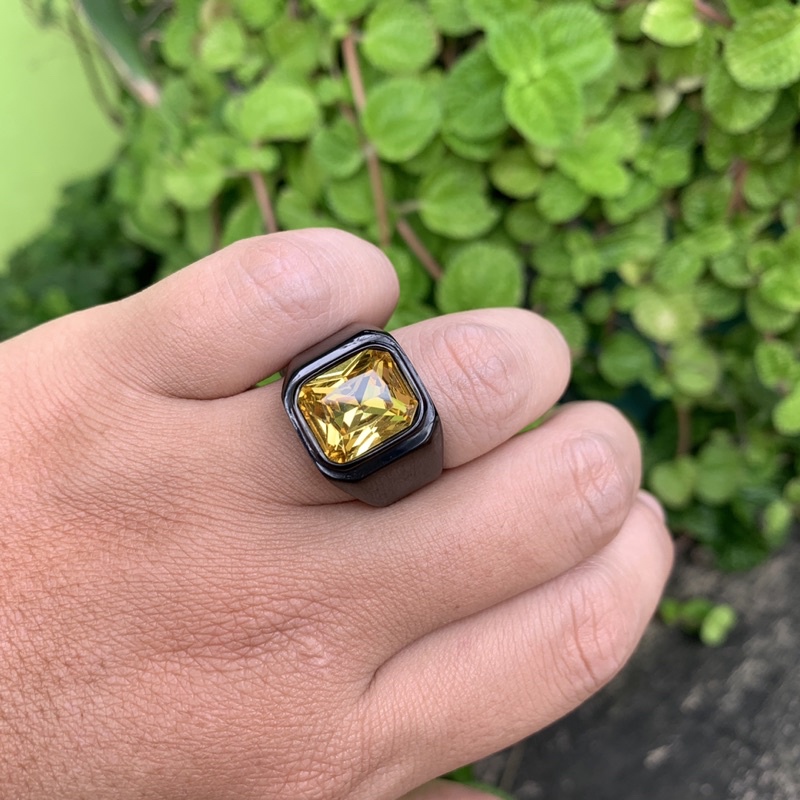 Cincin Pria Titanium Batu Akik Permata Yakut Kuning Ring Hitam Minimalis Anti Luntur dan Karat