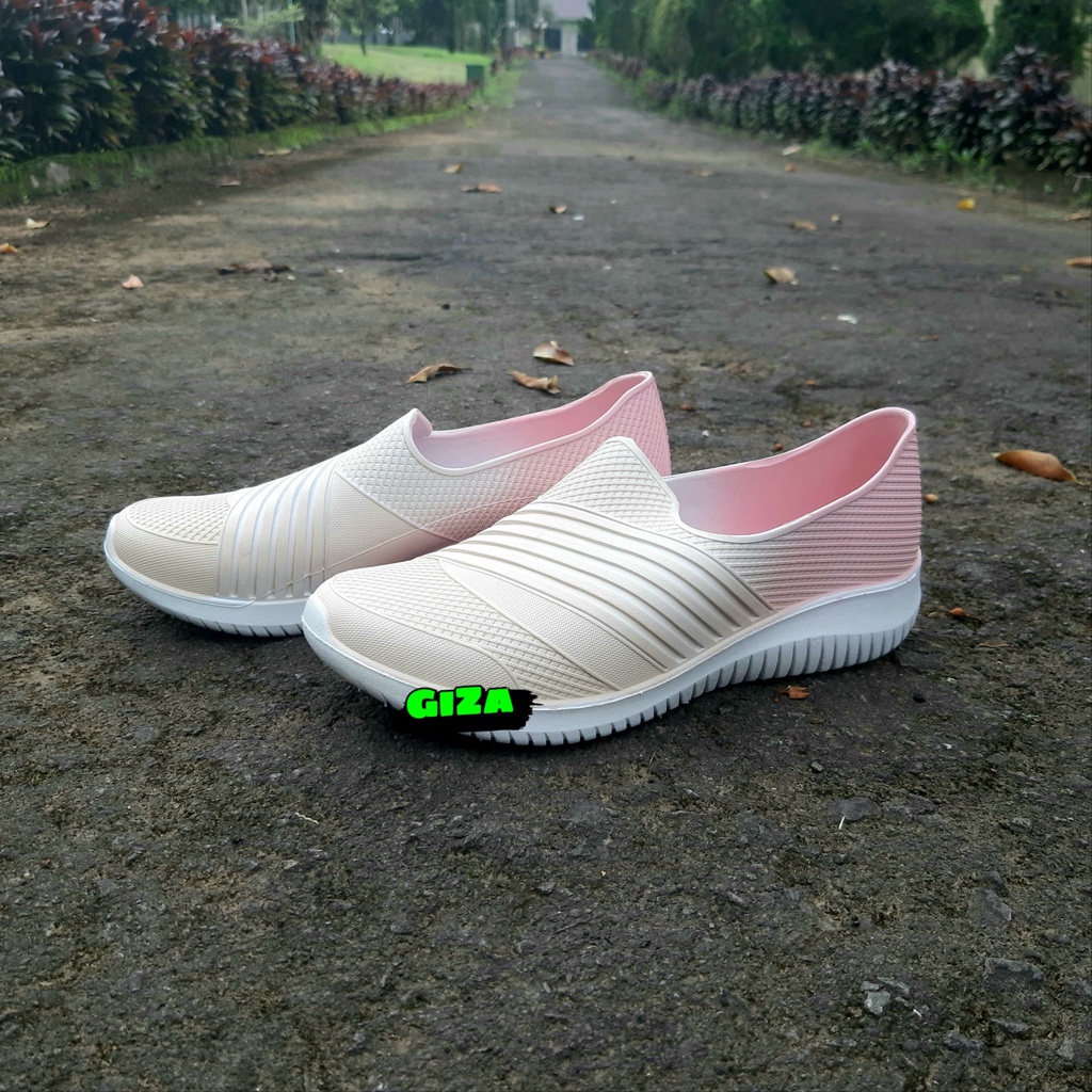 Sneakers Wanita Warna Putih Bahan Karet Anti Air Tanpa Sambungan