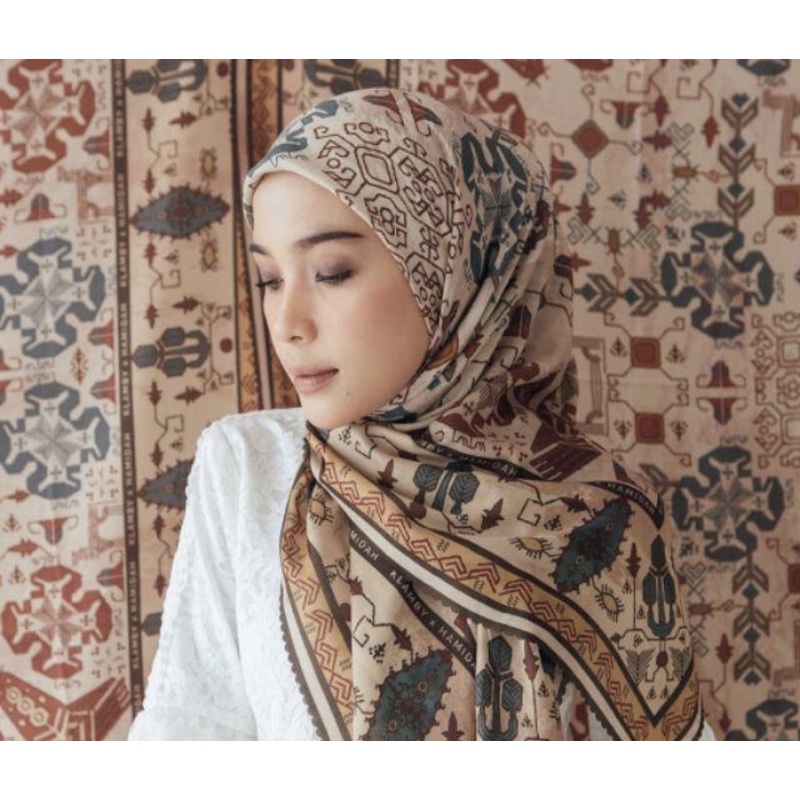 PRELOVED WEARING KLAMBY X HAMIDAH SCARF