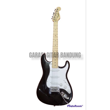 gitar elektrik/listrik Fender Stratocaster hitam