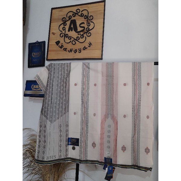 Sarung BHS classic gold jacguard putih