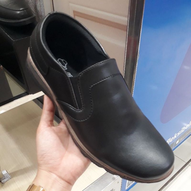 promo sepatu kasual Dr.kevin original