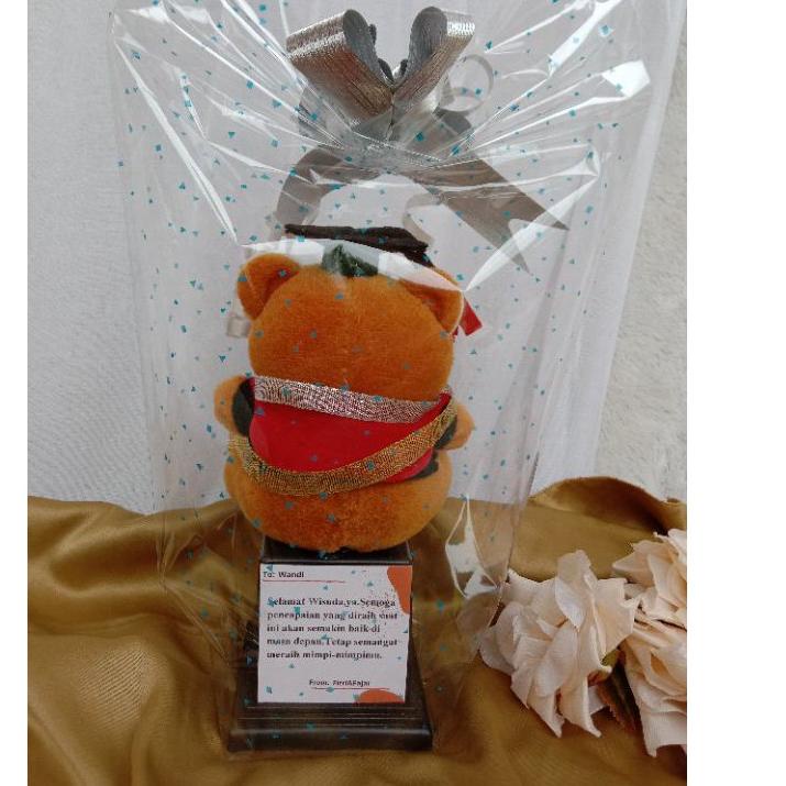 

[Dijamin Ori>]PIALA BONEKA WISUDA|TROPHY WISUDA|HADIAH WISUDA MURAH