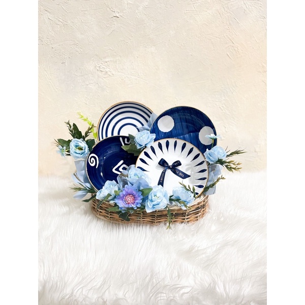 

Hampers / Wedding Hampers / Hampers Piring / Kado Ulang Tahun / Kado Keramik / Kado Piring