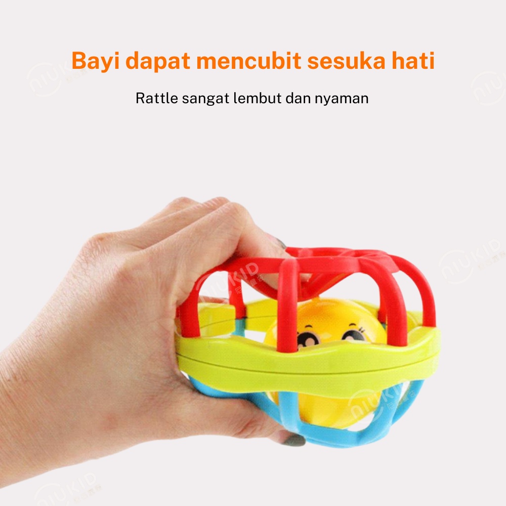 NIUKID MAINAN BAYI BOLA PUTAR RATTLE TEETHER BAHAN PLASTIK LEMBUT DENGAN SUARA KERINCINGAN