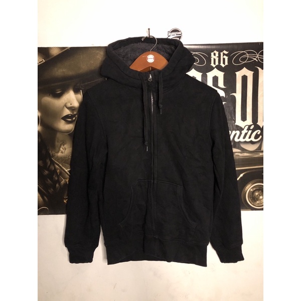 zip hoodie sherpa uniqlo hitam