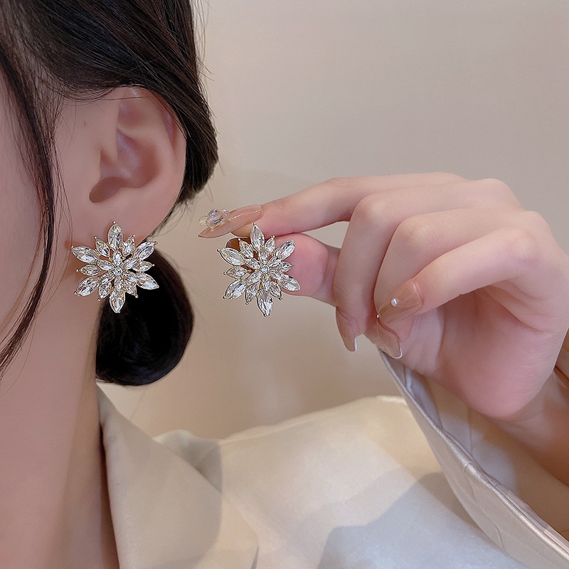 Anting Tusuk Desain Snowflake Bahan 925 silver needle Aksen Berlian