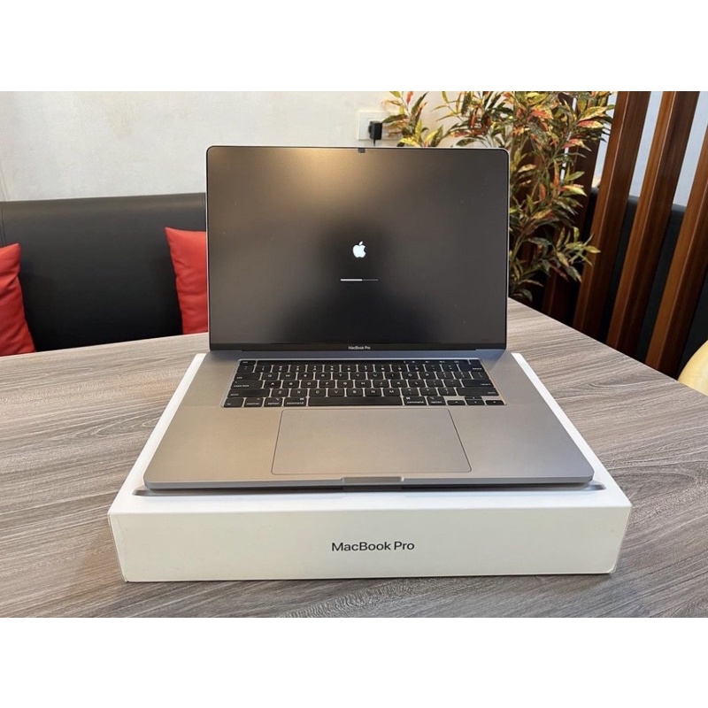 MACBOOK PRO 15&quot; TOUCHBAR 2018 RAM 16GB  SSD 500GB SECOND BERKUALITAS