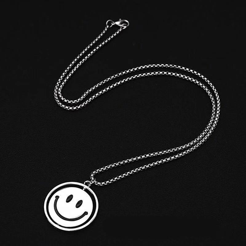 Kalung Liontin Smiley Face Dua Sisi Gaya Hip-Hop Untuk Pria Dan Wanita