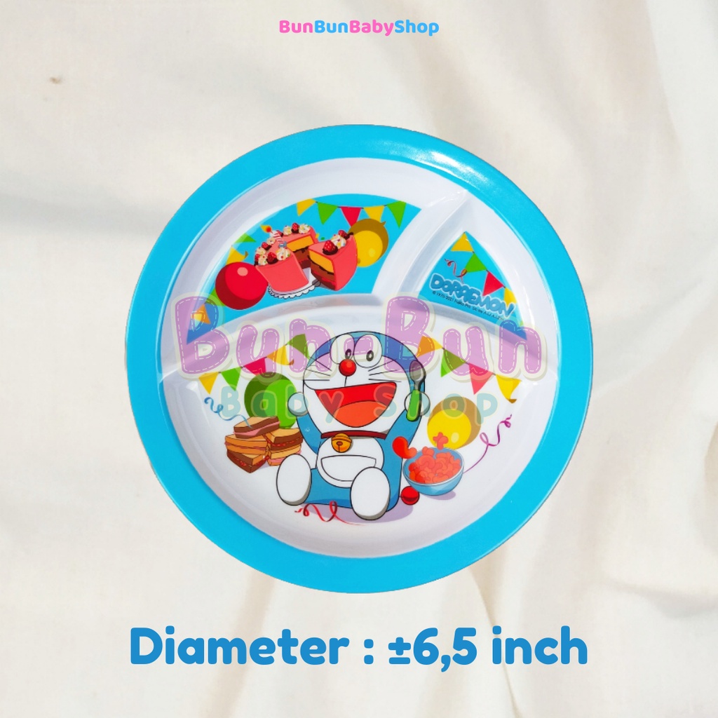 Piring Makan Melamin 3 Sekat Bayi Anak Karakter Doraemon Melamine Oval Bulat Peralatan Baby Boy Girl Baru Lahir New Born Perlengkapan Feeding Set Newborn Laki Perempuan Bunbunbabyshop