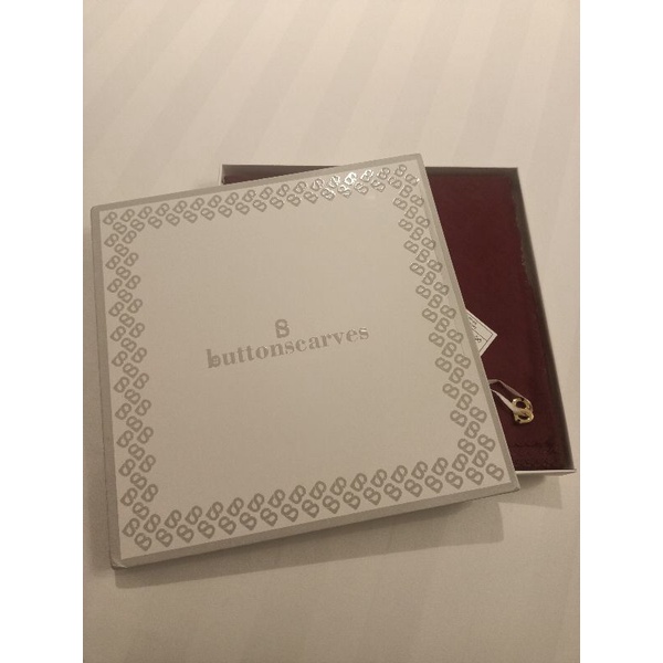 NEW BUKAN PRELOVED PL Buttonscarves Everyday Tapis Embossed - Ruby