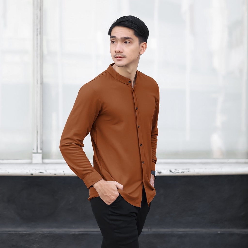 BROGUY Kemeja Pria Lengan Panjang Basic Polos Kerah Sanghai Casual Slimfit Light Brown Size M - XXL