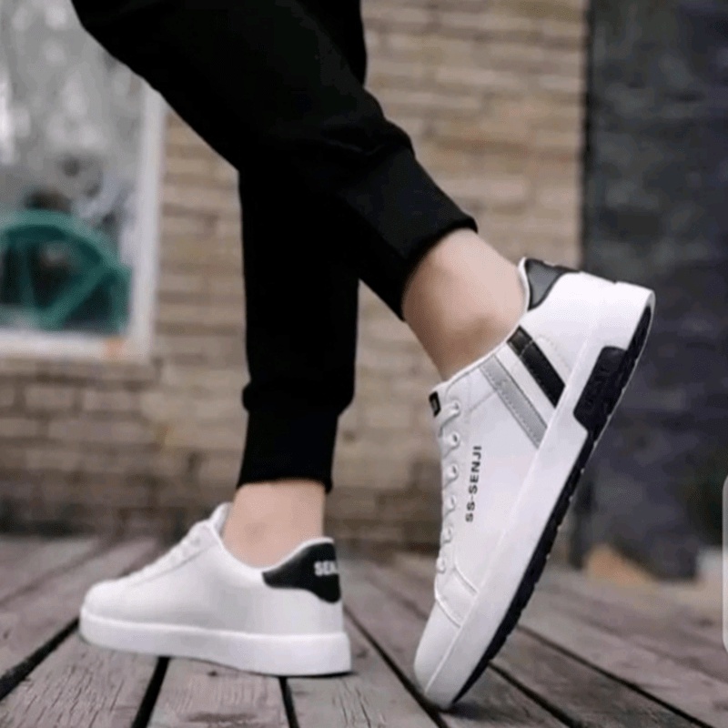 Sepatu Sneakers Pria Putih &amp; Hitam / Sepatu fashion kasual SS.Senji terlaris