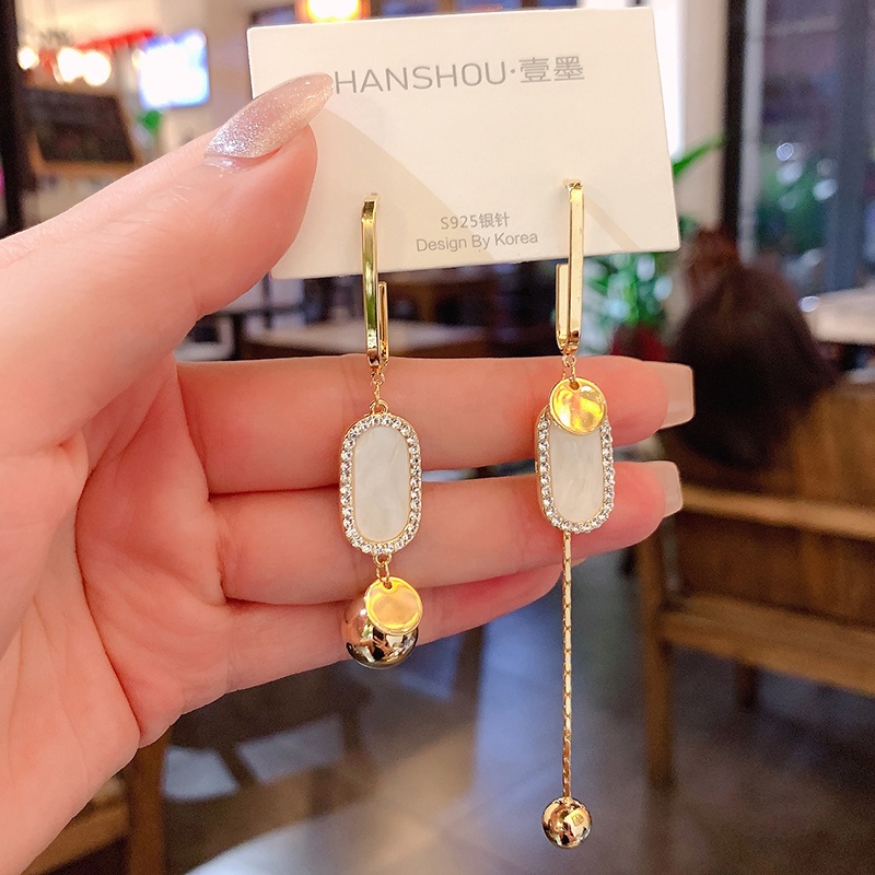 Anting Tusuk Gantung Asimetris Desain Rumbai Hias Berlian Gaya Jepang / Korea / Mewah Untuk Wanita