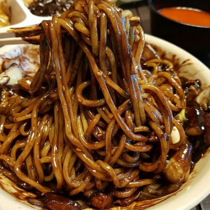 

Harga lebay--Korean Chunjang Sauce 300Gr - Saus jjajang/ Jjajangmyeon