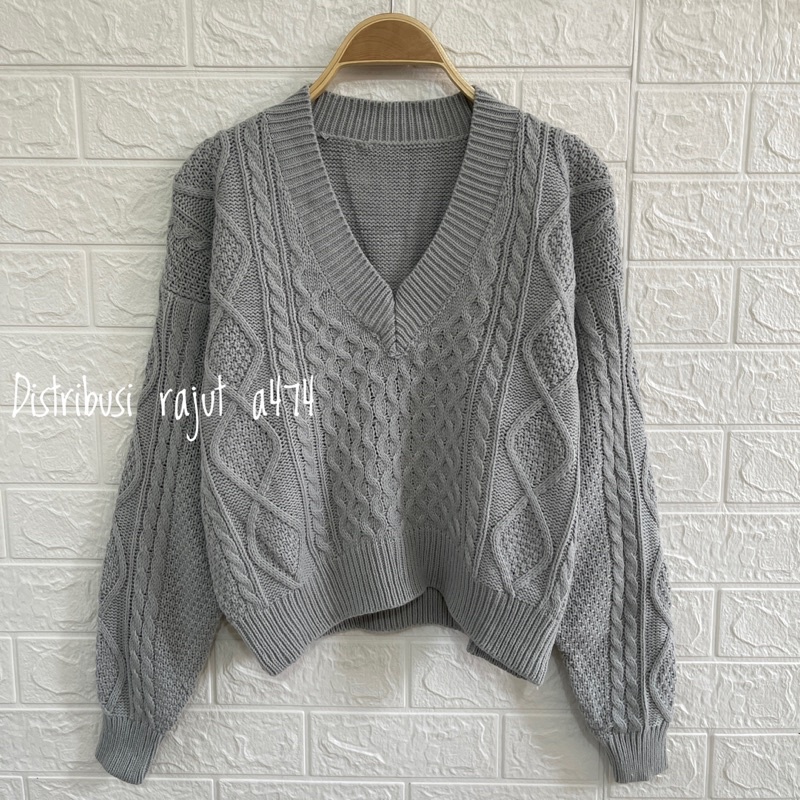 SWEATER RAJUT CROP TEBAL MOTIF CABLE KERAH V