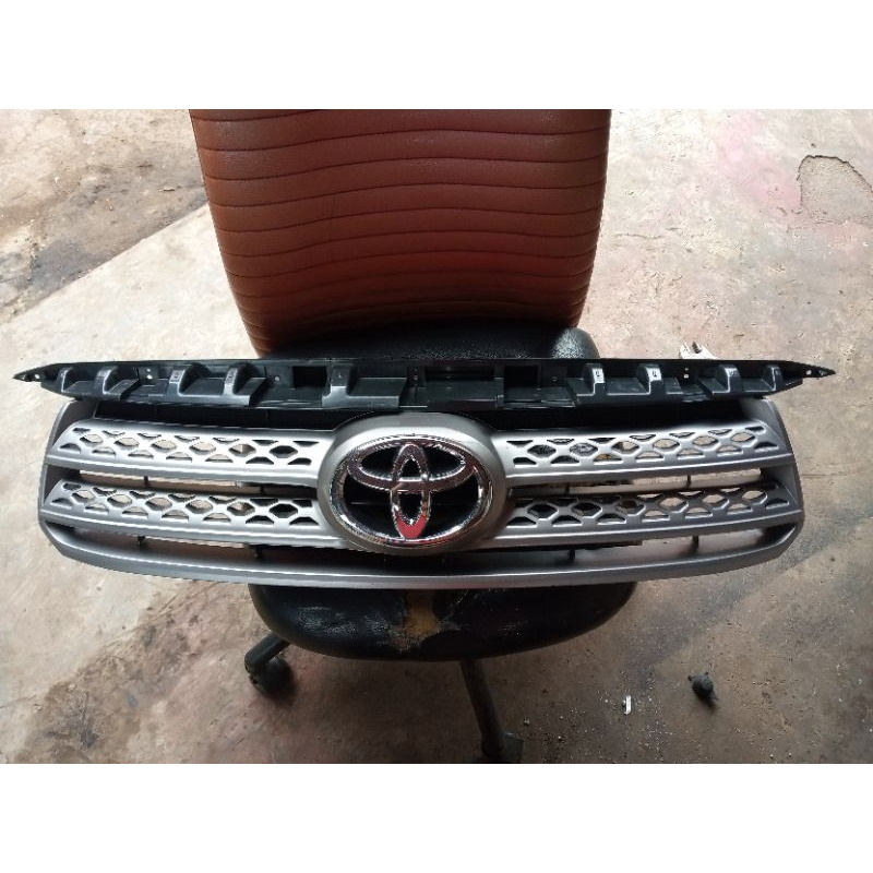 Grille plus logo/emblem Toyota  grand Fortuner 2010  53111-OK290/320 asli original oem