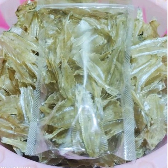 

Ikan bulu ayam kering tawar