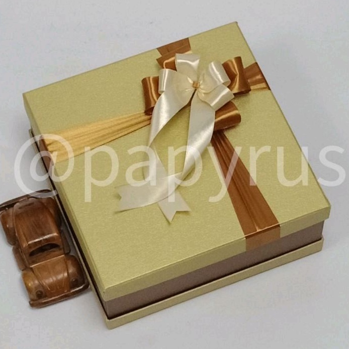 

PAPYRUS Sandwich 25x25 Tinggi 10cm Kotak Kado Gift Box Hadiah