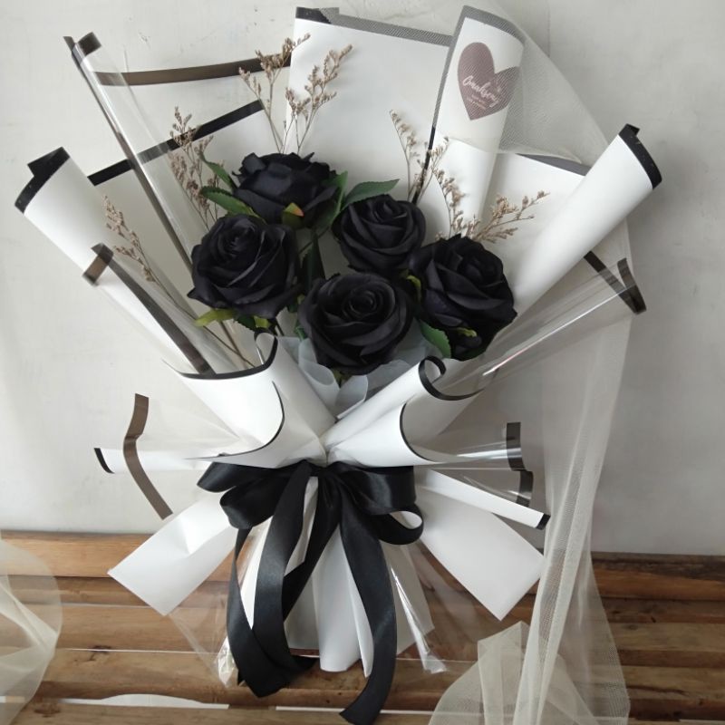 buket bunga mawar hitam premium, black roses, buket wisuda cowok, buket monochrome, buket hitam putih, anniversary, lamaran, tunangan, pernikahan