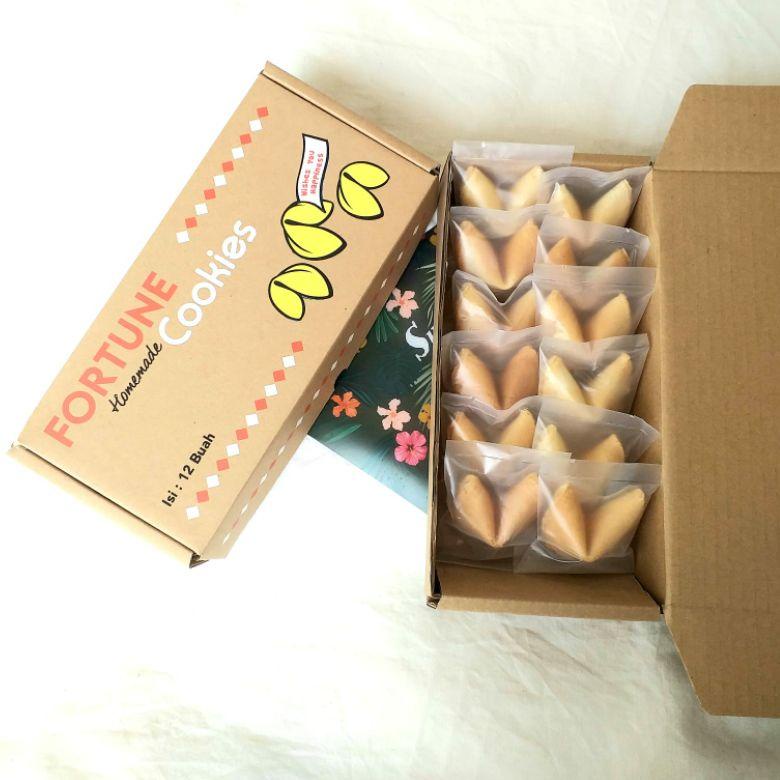 

[KODE SRQBG] Fortune Cookies Original kue kering ada kata kata dalam tekukan kue CUSTOM TEXT (isi 12 piece)
