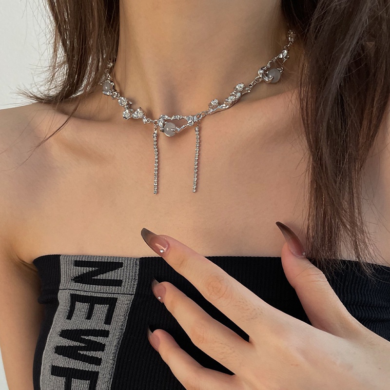 Kalung Choker Rantai Klavikula Desain Bunga Rambat Rumbai Permata Warna Silver Untuk Wanita