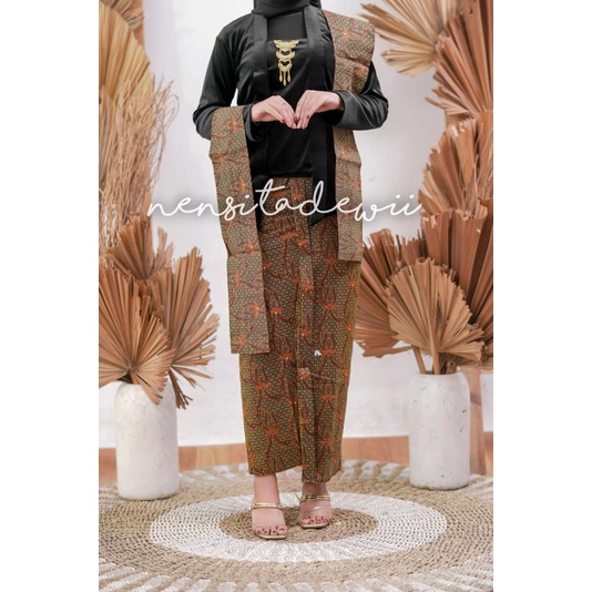 Kebaya Bludru, Jarik Wiru Instan + Selendang / Motif Truntum Hijau