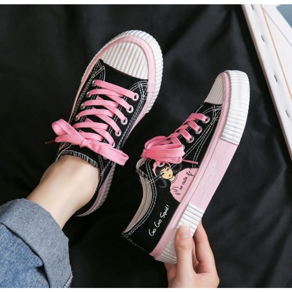 Sepatu Sneakers Wanita Tali Berwarna Pink Dan Biru AS177