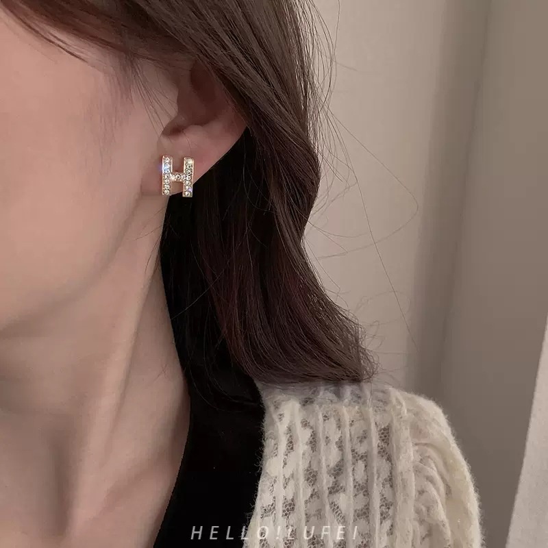 Anting Tusuk Desain Huruf H Hias Berlian Imitasi Untuk Wanita