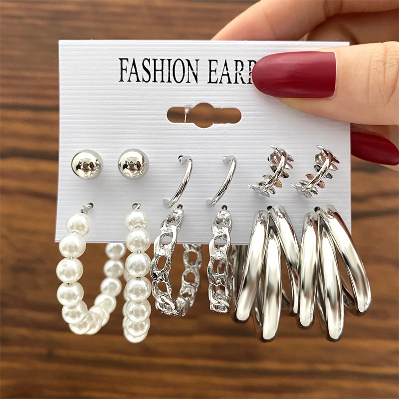 Set Anting Bentuk Hati Motif Leopard Aksen Mutiara Bahan Metal Warna Emas Gaya Vintage Untuk Wanita