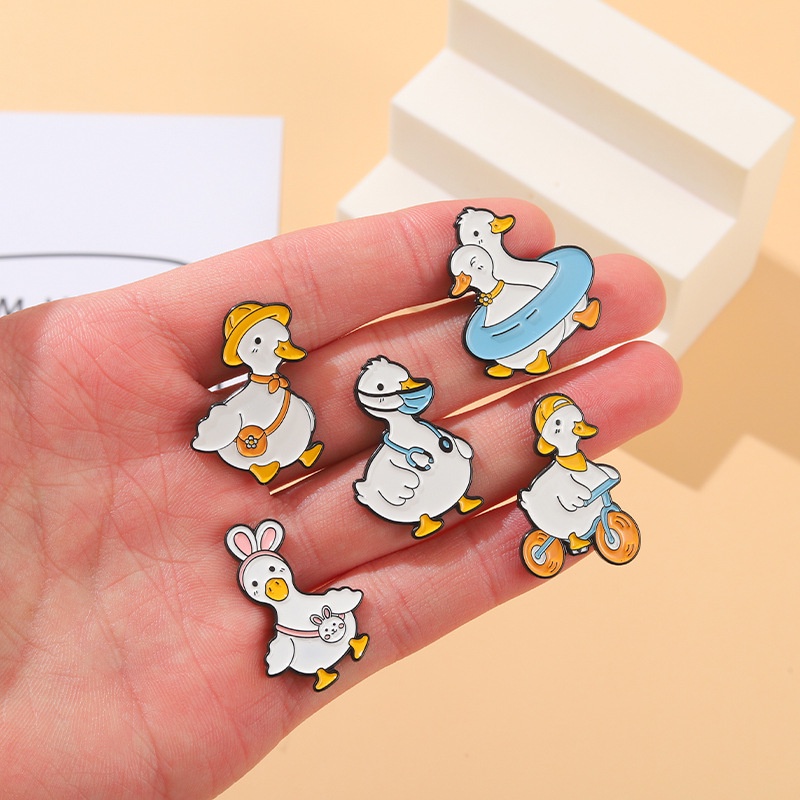 Pin Bros Enamel Bentuk Kartun Bebek Untuk Hadiah Anak