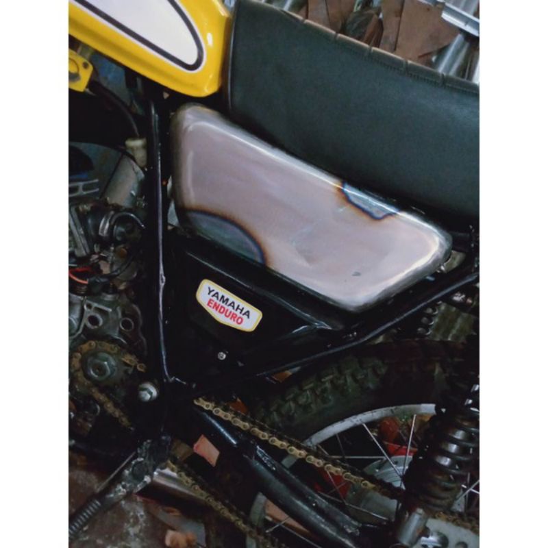 Ram Panel Ram Cover Knalpot Yamaha DT 100 variasi hitam doff cover kiri Yamaha dt 100 Cover knalpot 