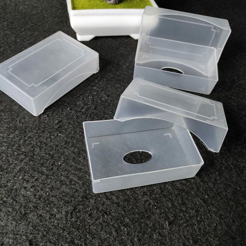 Tempat kartu nama berbahan plastik