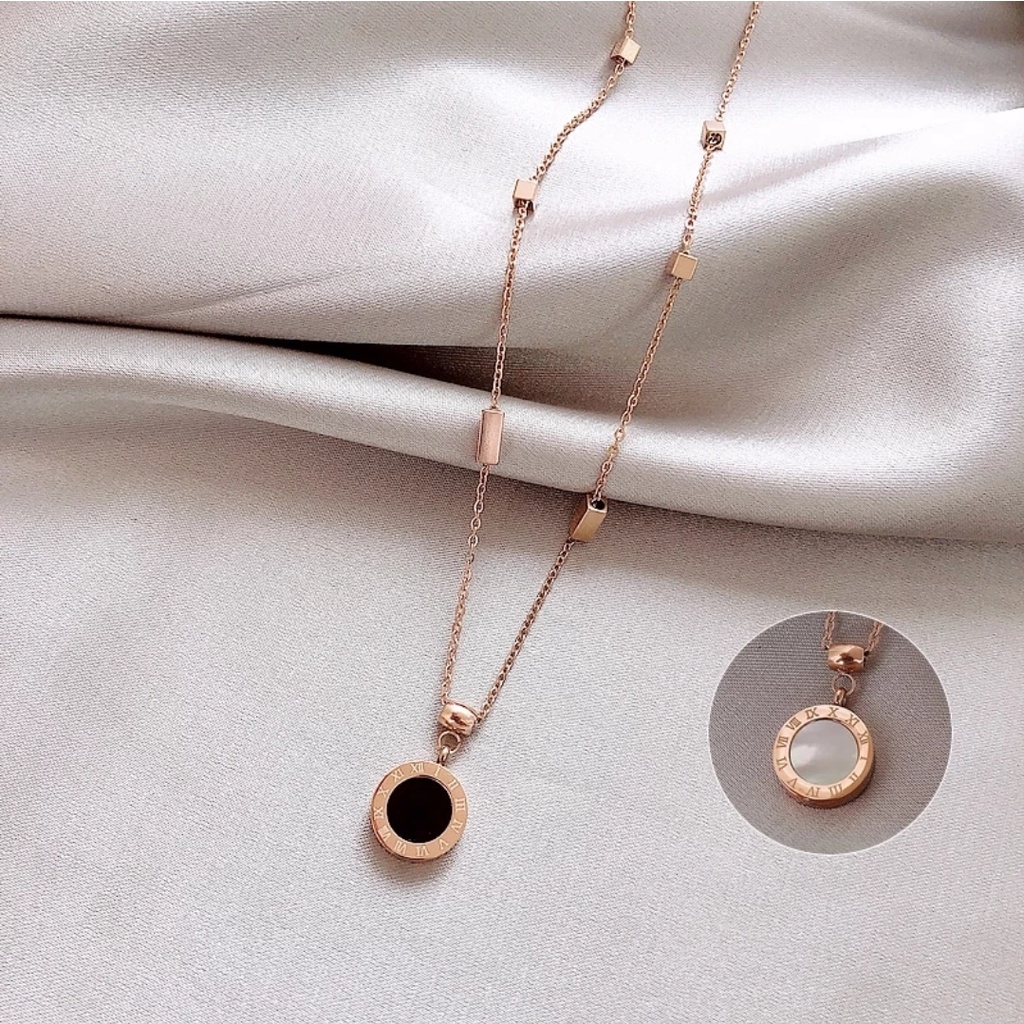 Kalung Rantai Kubus Liontin Shell Angka Romawi 2 Sisi Black n White