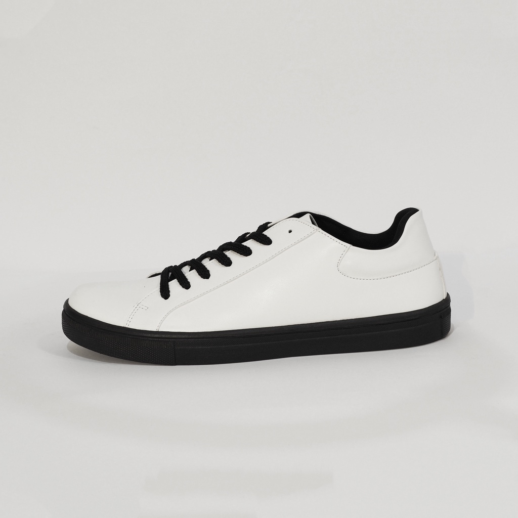 Sepatu Sneakers Casual Pria Original Footwear | SB OCTA WHITE BLACK