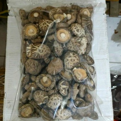 

Jamur Shitake / Huako / Hioko / Fragrant Mushroom 4-5 cm (1kg)