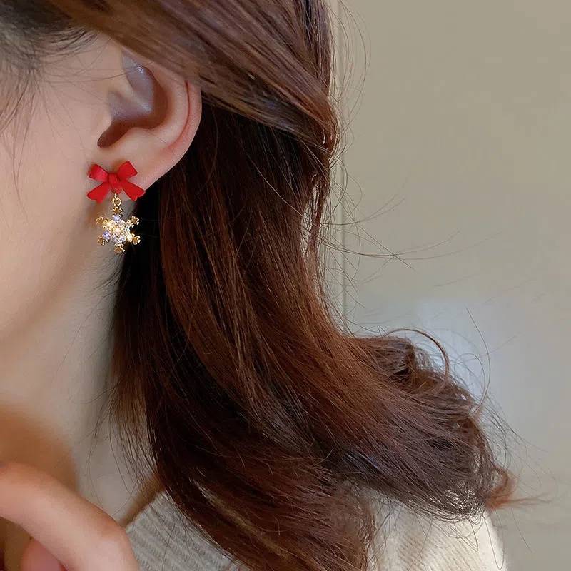 1 Pasang Anting Liontin Kepingan Salju Hias Kristal Berlian Warna Merah Hitam Untuk Wanita