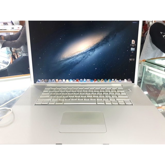 Laptop MacBook Pro 2008 Core2 Duo 2.4GHz 17" RAM 4GB HDD 500GB Kondisi Bekas